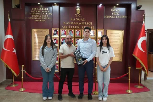 Erdal Çetinkaya ve sporcular, Kangal Kaymakamı Muhammed Yiğit Yıldırım ile Kaymakamlık makamında