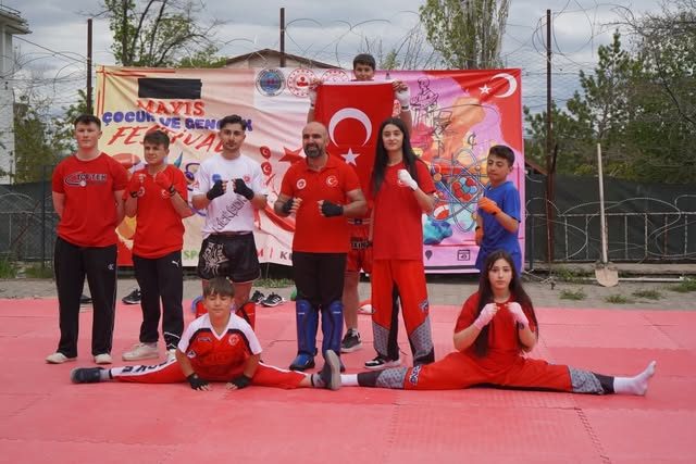 Kırmızı formalı sporcular festivalde