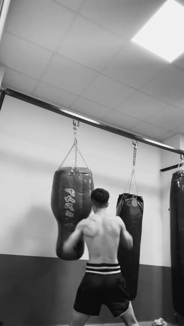 Sporcu ağır torbaya yumruk çalışıyor