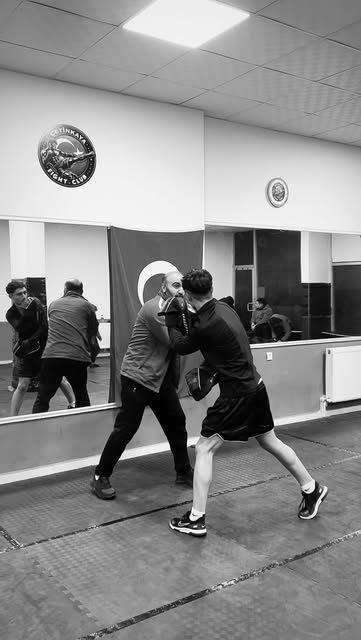 Salonda iki genç sporcu sparring yapıyor